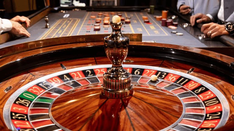 Layar perangkat seluler menampilkan baik4d sportsbook dan casino